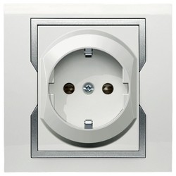 GNIAZDO POJEDYŃCZE Z UZIEMIENIEM SCHUKO Z PRZESŁONAMI TORÓW PRĄDOWYCH BIAŁY + SREBRNY ELEMENT ZDOBNICZY QUATTRO - 1137-10 - ELEKTRO-PLAST NASIELSK